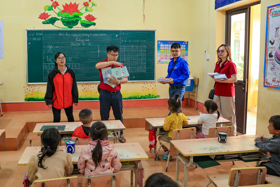 Liên Chi đoàn Báo Điện tử VietnamPlus, Báo Việt Nam News, Ban biên tập tin Đối ngoại đã trao tặng 50 suất quà, 300 bộ quần áo trẻ em, 1.600 quyển vở và 600 chiếc bút cho các em học sinh Trường Phổ thông dân tộc bán trú Tiểu học và Trung học cơ sở Ngải Thầu, xã A Lù. (Ảnh: Hoài Nam/Vietnam+)