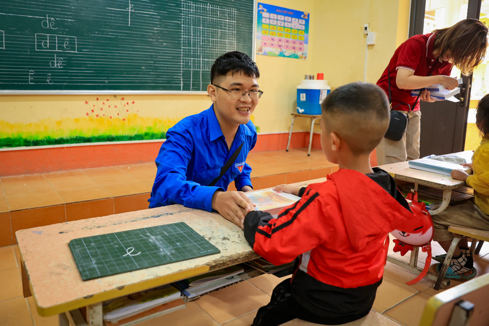 Sự chia sẻ của các liên chi đoàn trong TTXVN hi vọng sẽ phần nào hỗ trợ được những trẻ em vùng cao vững bước tới trường. (Ảnh: Hoài Nam/Vietnam+)