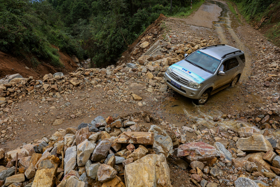 Liên Chi đoàn Báo Điện tử VietnamPlus, Báo Việt Nam News, Ban biên tập tin Đối ngoại đã băng rừng, qua những vùng sạt lở nguy hiểm dể đích thân trao tặng những tình cảm chân thành tới vùng khó của Bát Xát, Lào Cai. (Ảnh: Hoài Nam/Vietnam+)