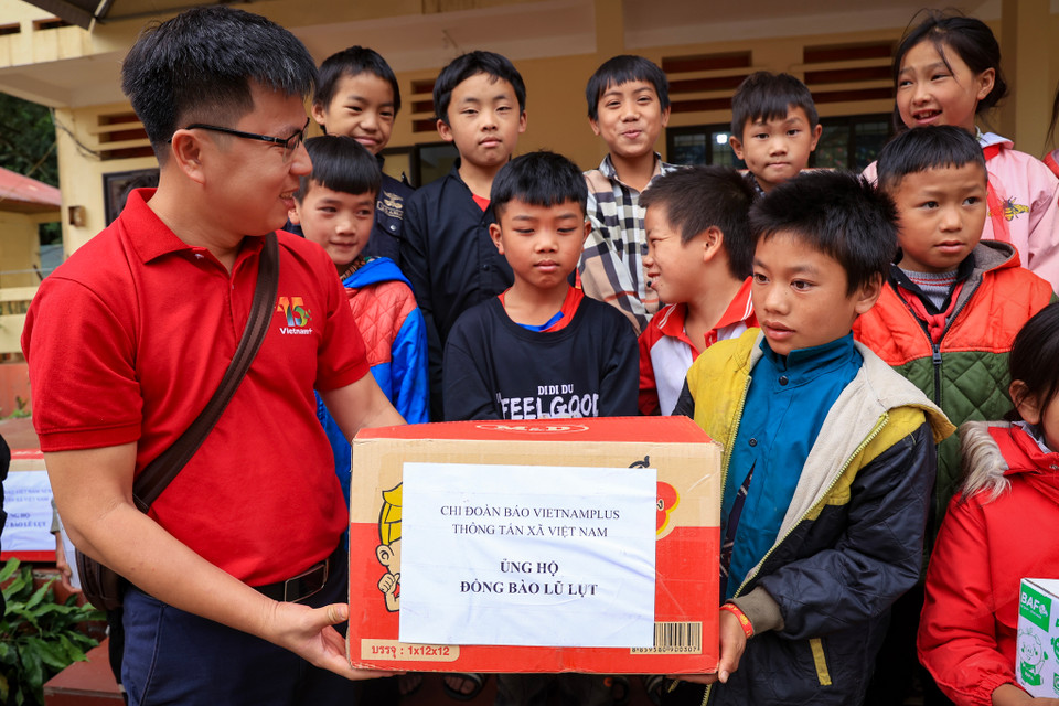 Đoàn đã đã trao tặng 50 suất quà, gồm lương thực, đồ dùng cá nhân và đồ dùng học tập cho các em học sinh. (Ảnh: Hoài Nam/Vietnam+)