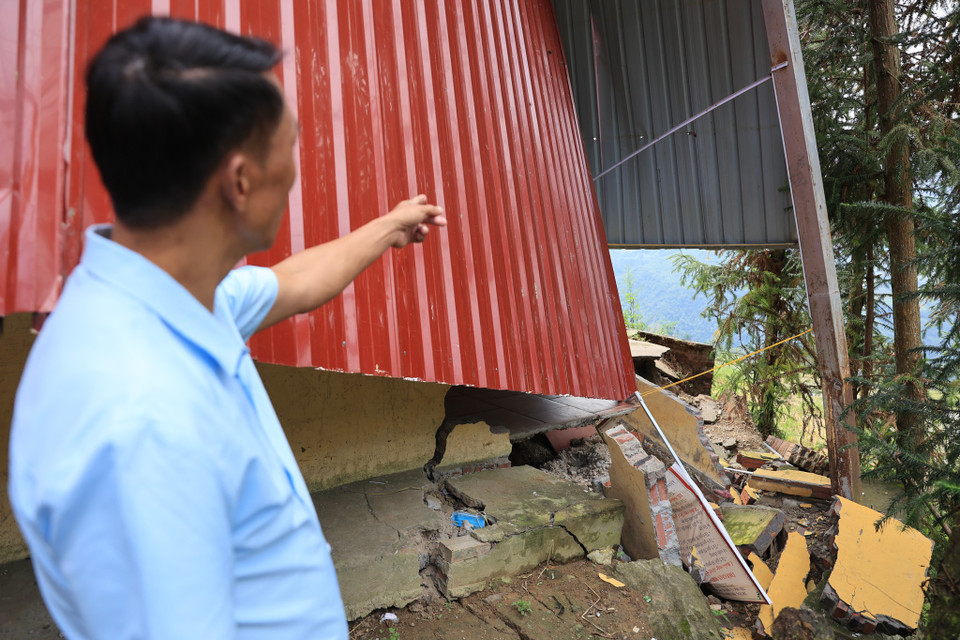 Ngoài ra, đoàn đã trao 30 triệu đồng tiền mặt cho ban giám hiệu nhà trường để sớm gia cố, sửa chữa lại khu nhà ăn cho các em học sinh bán trú, do bị sạt lở. (Ảnh: Hoài Nam/Vietnam+)