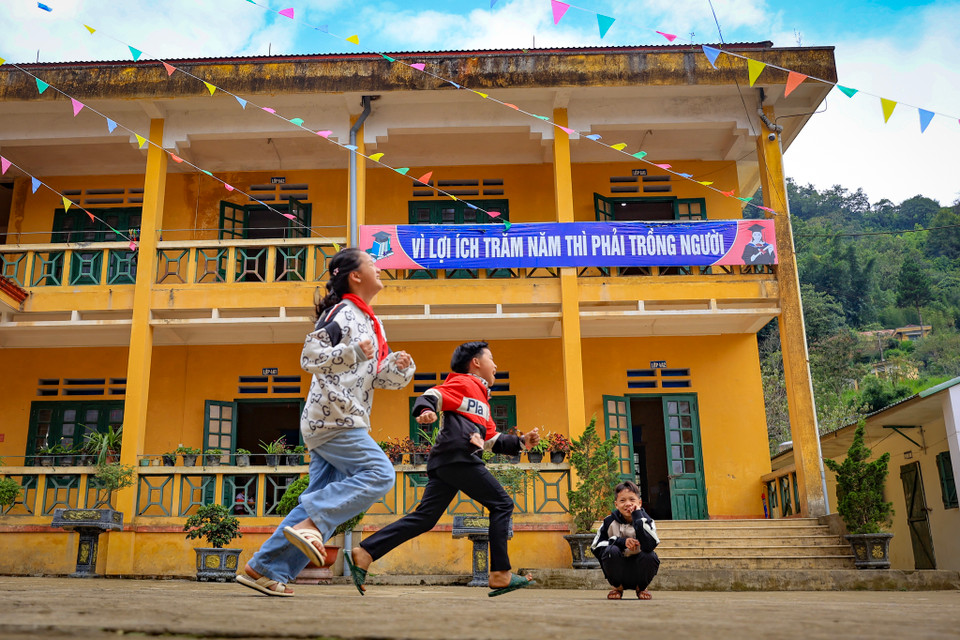 Các thành viên trong đoàn tin tưởng "nỗi đau A Lủ" sẽ sớm được chữa lành bởi những nụ cười của thầy trò đã trở lại sau những thiệt hại vừa qua. (Ảnh: Hoài Nam/Vietnam+)
