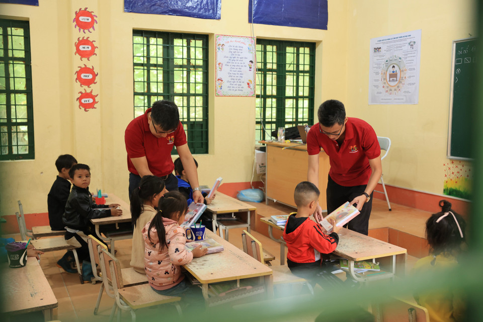 Đối với những cán bộ Đoàn của TTXVN, đây không chỉ là một chuyến đi "cứu trợ" thông thường, mà còn là chuyến đi của tình người, của tinh thần tuổi trẻ, những người luôn mang trong mình lý tưởng khát khao cống hiến. (Ảnh: Hoài Nam/Vietnam+)