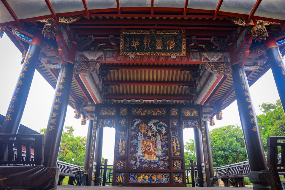 Phía trước đền có một sân khấu biểu diễn nghệ thuật vào những dịp đặc biệt, vừa là nơi cho người dân hoạt động văn hóa nhưng mục đích chính là biểu diễn phục vụ các vị thần trong đền. (Ảnh: Hoài Nam/Vietnam+)