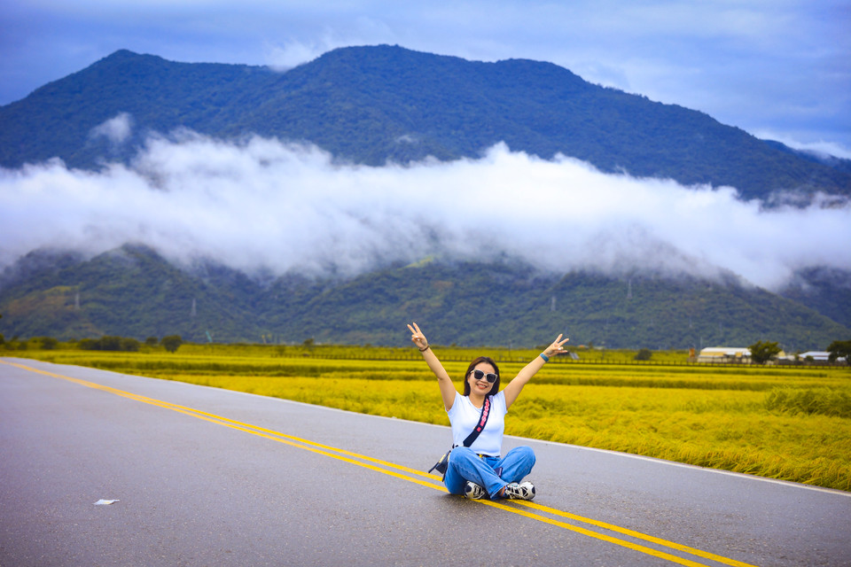 Du khách thích thú tận hưởng không gian yên bình, hòa mình với thiên nhiên vào thời điểm mùa vàng trên cánh đồng Chishang. (Ảnh: Hoài Nam/Vietnam+)