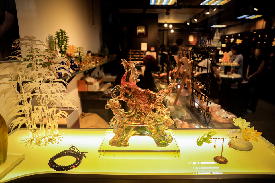 Những mặt hàng thủ công tinh xảo được trưng bày và bày bán trên con phố này. (Ảnh: Hoài Nam/Vietnam+)