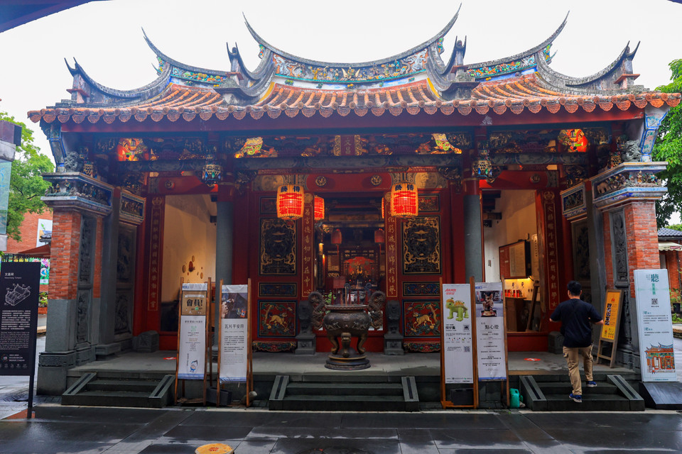 Là một trong ba tòa nhà mang kiến trúc truyền thống trong trung tâm, đền Văn Xương bảo tồn truyền thống thờ 5 vị thần Văn Xương cũng như các vị thần tượng trưng cho kịch truyền thống và nghề thủ công. (Ảnh: Hoài Nam/Vietnam+)