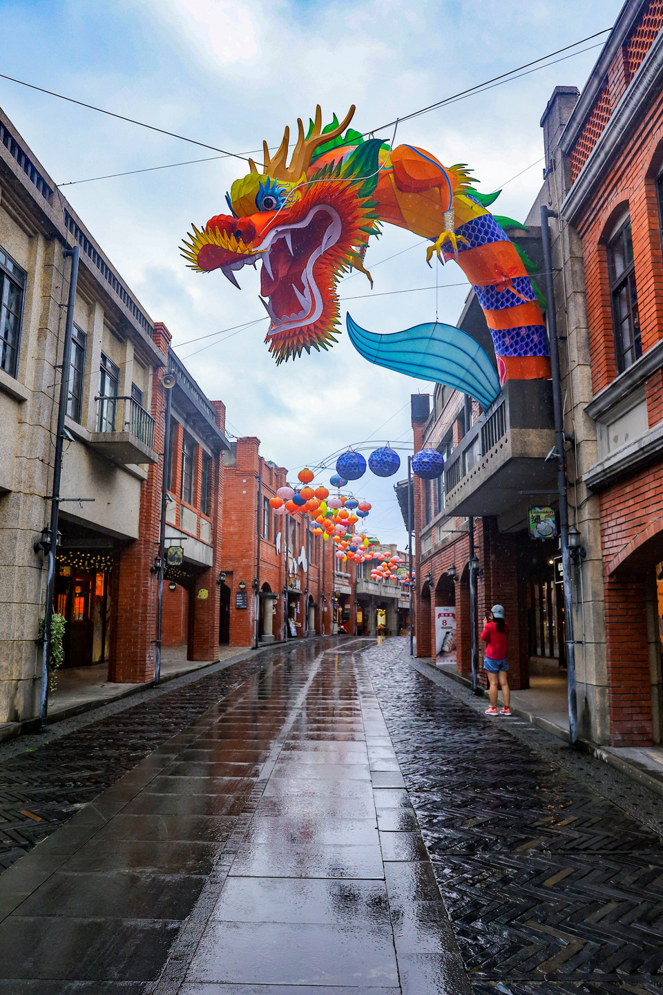 Một điểm khám phá nét văn hóa dân gian không thể bỏ qua là đại lộ Văn Xương. Con đường tái hiện hình ảnh thu nhỏ của những con phố Đài Loan cổ với những ngôi nhà theo phong cách Phúc Kiến truyền thống kết hợp với phong cách phương Tây. (Ảnh: Hoài Nam/Vietnam+)