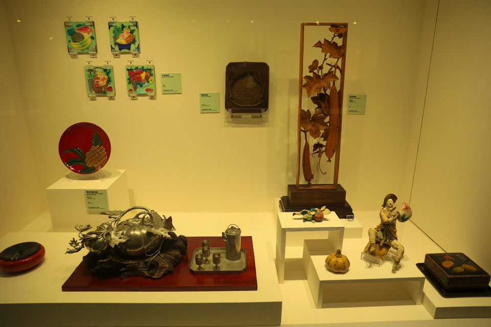 Ngoài ra, tại khuôn viên có khu trưng bày các hiện vật truyền thống trong cuộc sống thường nhật của người xưa. (Ảnh: Hoài Nam/Vietnam+)