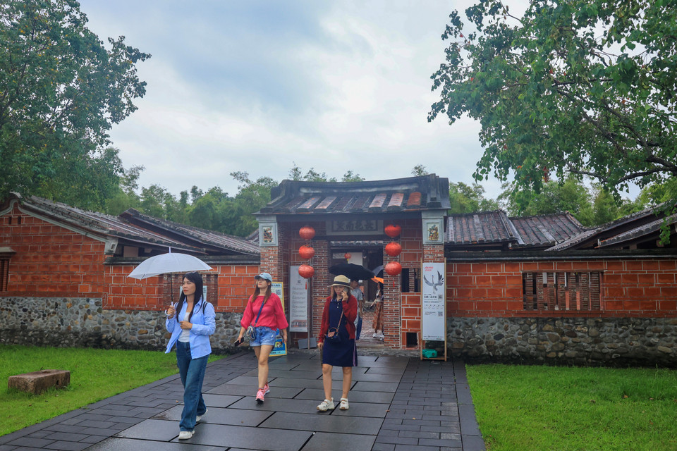 Cùng nằm trong quần thể kiến trúc cổ, nhà của học giả Hoàng là biểu trưng cho sự học tập, người học hành đỗ đạt, vinh quy bái tổ về quê hương. (Ảnh: Hoài Nam/Vietnam+)