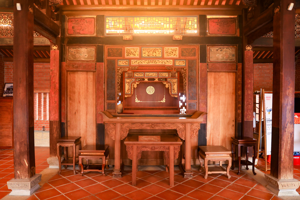 Đền thờ của một gia tộc tiêu biểu được phục dựng lại có thiết kế trang nghiêm với cấu trúc cân đối đẹp mắt. (Ảnh: Hoài Nam/Vietnam+)