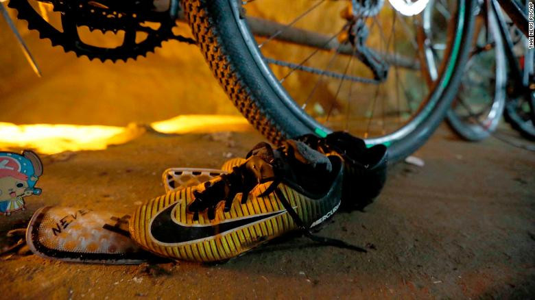 Lực lượng kiểm lâm phát hiện xe đạp bỏ lại trong hang nên đã phát lệnh tìm kiếm (Nguồn: CNN)