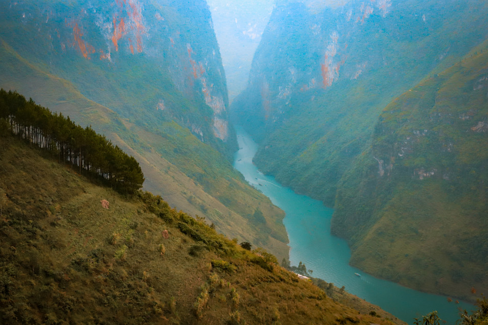 Di chuyển trên con đường này, du khách có thể ngắm nhìn toàn cảnh của ‘dải lụa xanh’ Nho Quế mờ ảo dưới hẻm Tu Sản. (Ảnh: Hoài Nam/Vietnam+)