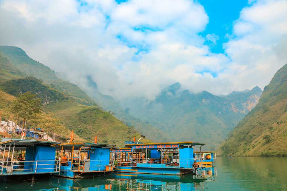 Nằm dưới chân những ngọn núi tai mèo hiểm trở của Hà Giang, dòng sông Nho Quế quanh năm êm đềm chảy giữa những vách đá, tạo thành một đường biên giới màu xanh biếc giữa đèo Mã Pí Lèng và đường Săm Pun. (Ảnh: Hoài Nam/Vietnam+)
