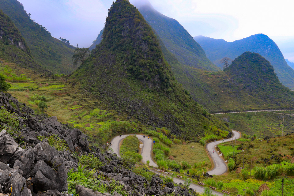 Du khách đến được với vách đá trắng phải qua con đường Hạnh Phúc quanh co và đi bộ từ Tượng đài Thanh niên xung phong. (Ảnh: Hoài Nam/Vietnam+)