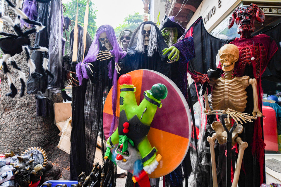Những bộ trang phục đậm chất ‘ma quỷ,’ đồ trang trí kinh dị tràn ngập tại hầu hết gian hàng. Các tiểu thương cho biết năm nay tình hình dịch bệnh ổn định nên sức bán ra nhỉnh hơn năm ngoái. (Ảnh: Hoài Nam/Vietnam+)