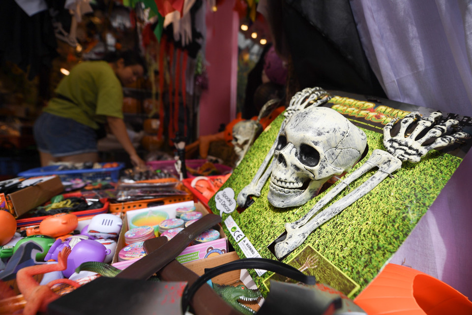 Không khí Halloween tràn ngập trên phố Hàng Mã với tông màu chủ đạo cam, đen nhuốm cả con đường, có một chút ma mị, kỳ quái, nhưng cũng không kém phần rực rỡ, đẹp mắt. (Ảnh: Hoài Nam/Vietnam+)