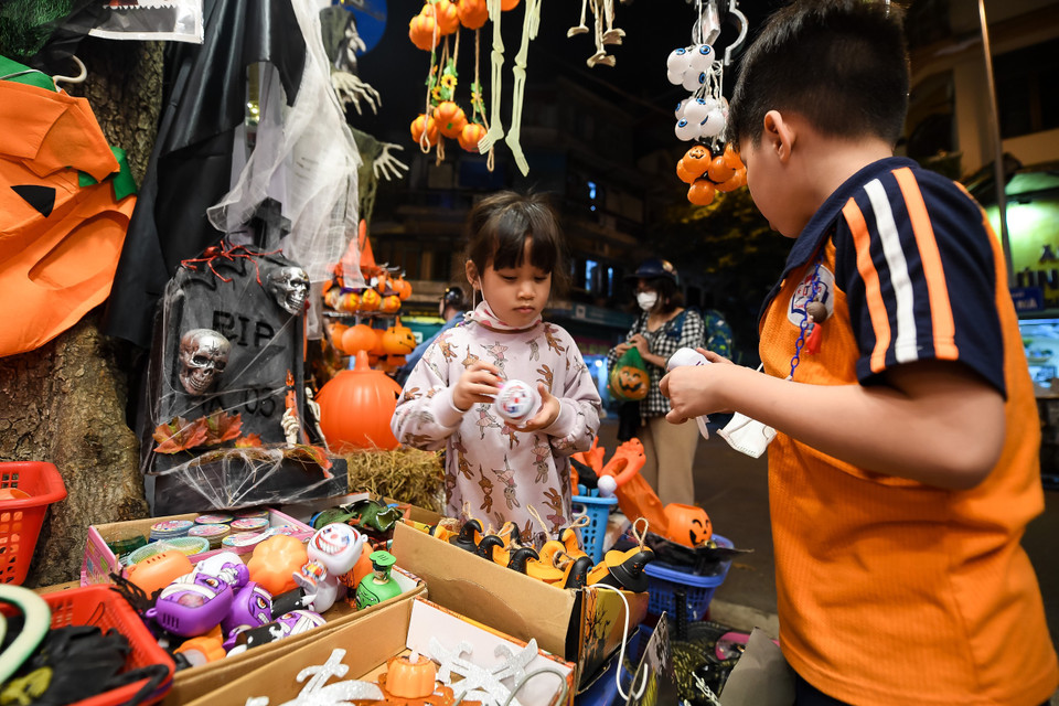 Các em nhỏ rất hào hứng và thích thú với những món đồ chơi nhân dịp lễ hội hóa trang. (Ảnh: Hoài Nam/Vietnam+)