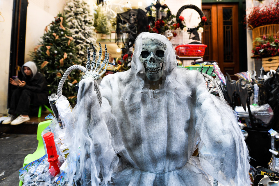 Các sản phẩm đồ chơi Halloween sẽ được trưng bày đến hết tháng 10, sau đó các cửa hàng sẽ trưng bày các đồ phục vụ lễ Giáng Sinh. (Ảnh: Hoài Nam/Vietnam+)