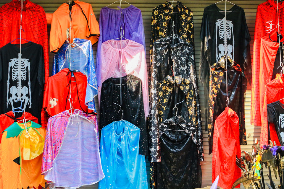 Các trang phục hóa trang kinh dị cũng được bày bán đa dạng như áo choàng phù thủy, áo thần chết, người nhện,… (Ảnh: Hoài Nam/Vietnam+)