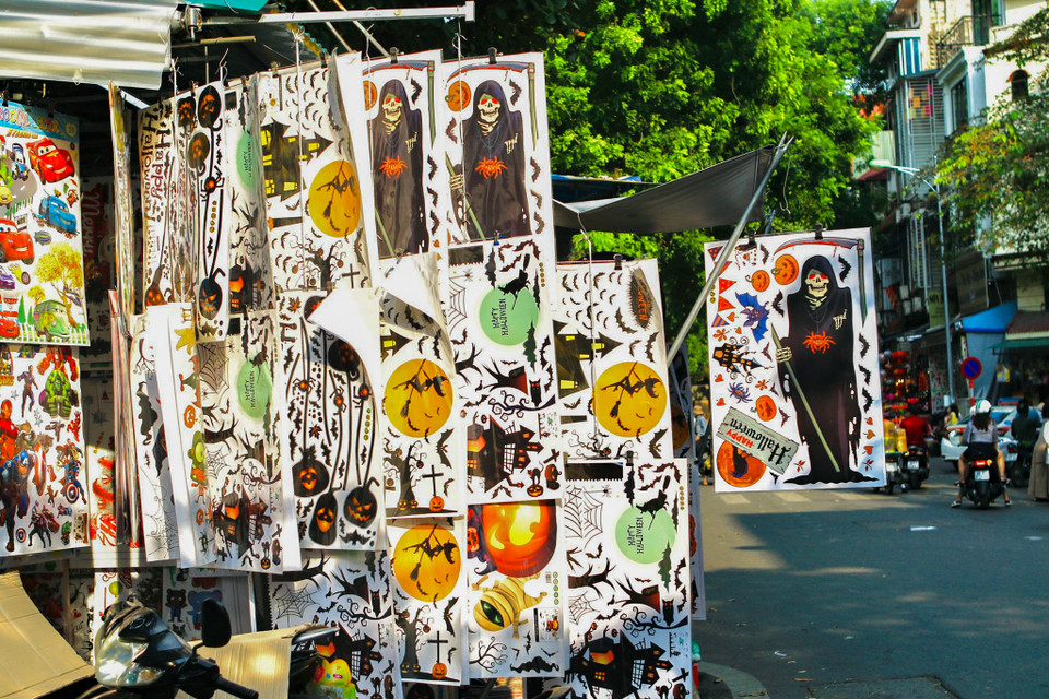 Các sản phẩm có mức giá đa dạng. Ví dụ, các loại mặt nạ đơn giản có giá từ 30.000-60.000 đồng/chiếc, mặt nạ ma có giá từ 120.000-350.000 đồng/chiếc. Đặc biệt, mặt nạ ‘zombie máu’ có giá lên tới 500.000 đồng/chiếc. (Ảnh: Hoài Nam/Vietnam+)