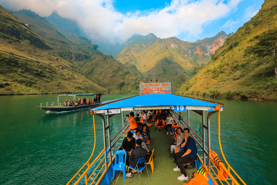 Người dân nơi đây còn mở dịch vụ đi thuyền dạo chơi trên sông và ngắm hẻm vực sâu nhất Đông Nam Á - hẻm Tu Sản. Chắc chắn khi du lịch Hà Giang bạn hãy thử một lần hòa mình với thiên nhiên trên dòng sông này. (Ảnh: Hoài Nam/Vietnam+)