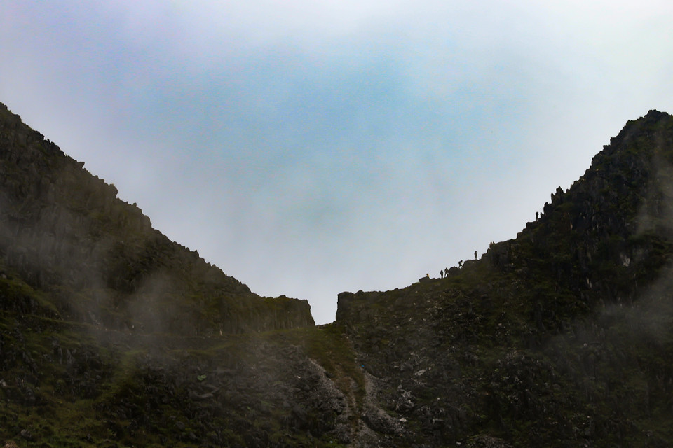 Tiếp đó là con đường mòn dài khoảng 3km, một bên là vách núi một bên là vực sâu. Dọc theo con đường này có địa điểm ‘check in’ nổi tiếng mang tên ‘mỏm đá tử thần.’ (Ảnh: Hoài Nam/Vietnam+)