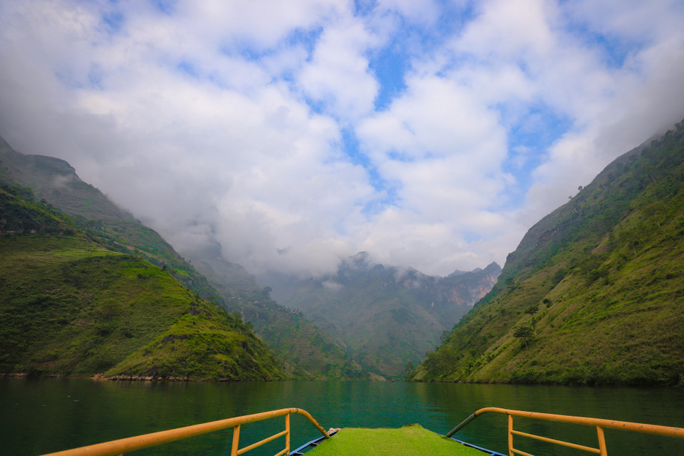 Sông tiếp tục xuôi dòng qua hẻm núi Tu Sản, dọc theo Mã Pí Lèng, khi đến Mèo Vạc thì tách làm 2 nhánh và chảy sang địa phận Cao Bằng, cuối cùng nhập vào sông Gâm tại ngã ba Nà Mát. (Ảnh: Hoài Nam/Vietnam+)