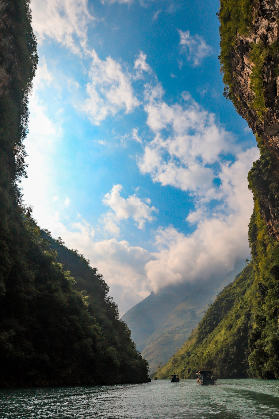 Đi thuyền, bè trên dòng Nho Quế cho du khách cảm nhận đặc biệt khi đi giữa con hẻm Tu Sản - với chiều cao vách đá lên tới 700-800 mét, chiều dài tới 1,7 kilomét, sâu 700-900 mét. (Ảnh: Hoài Nam/Vietnam+)