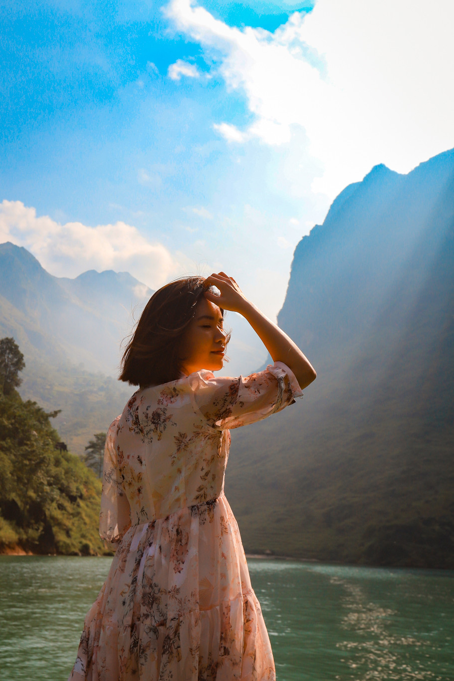 Chèo thuyền sông Nho Quế, ngắm nhìn vẻ đẹp thiên nhiên thơ mộng bên đèo Mã Pì Lèng hùng vĩ khiến bao du khách say đắm. Chỉ một lần đến đây, thả mình trên dòng sông thơ mộng ấy, du khách sẽ nhớ mãi không quên. (Ảnh: Hoài Nam/Vietnam+)