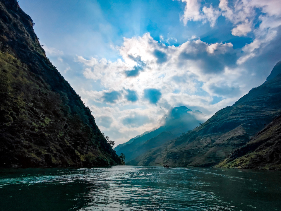 Qua bao thế kỷ, sông Nho Quế vẫn mang màu xanh của mình tô điểm cho mảnh đất cao nguyên nơi địa đầu Tổ quốc. Dòng chảy lặng lẽ tạo nên dáng vẻ đất nước, trở thành nguồn sống của con người và vạn vật đôi bờ. (Ảnh: Hoài Nam/Vietnam+)