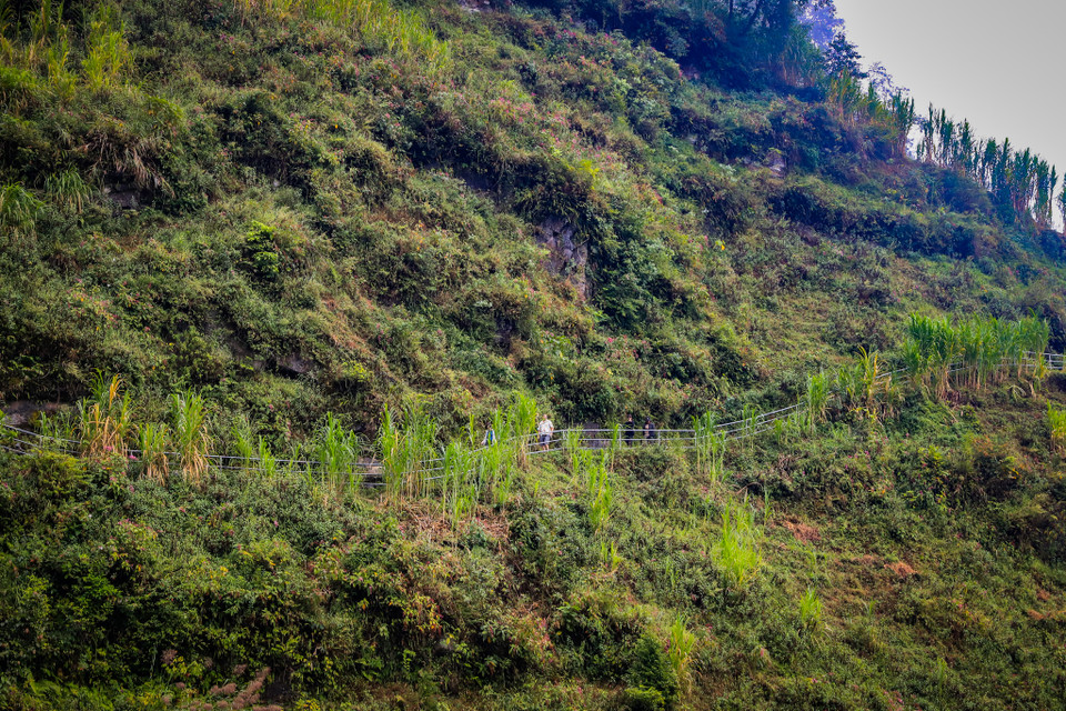 Khi tới con đường ven vách đá trắng, du khách sẽ đắm chìm trong cảnh sắc núi rừng hoang sơ, hùng vĩ. (Ảnh: Hoài Nam/Vietnam+)