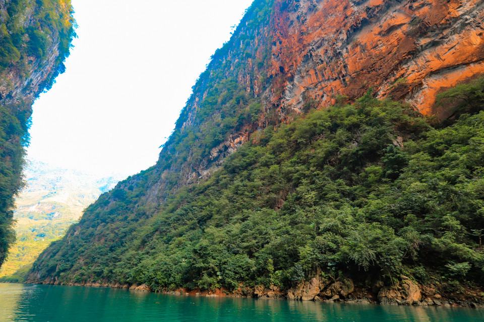 Bắt nguồn từ vùng núi Nghiễm Sơn (Vân Nam, Trung Quốc) cao 1.800m, sông Nho Quế chảy theo hướng Tây Bắc-Đông Nam, qua núi rừng hoang vu hiểm trở, đổ vào xã Lũng Cú (Đồng Văn, Hà Giang) để vào nước ta. (Ảnh: Hoài Nam/Vietnam+)