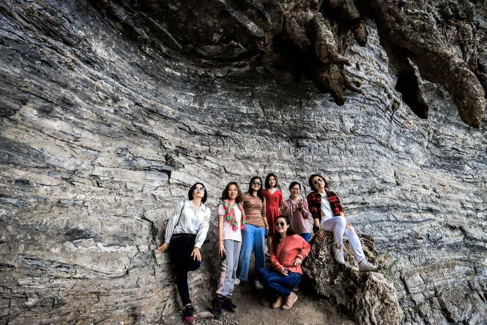 Những du khách trên đường chinh phục con đường này cũng dừng chân để lưu lại những bức hình làm kỷ niệm. (Ảnh: Hoài Nam/Vietnam+)