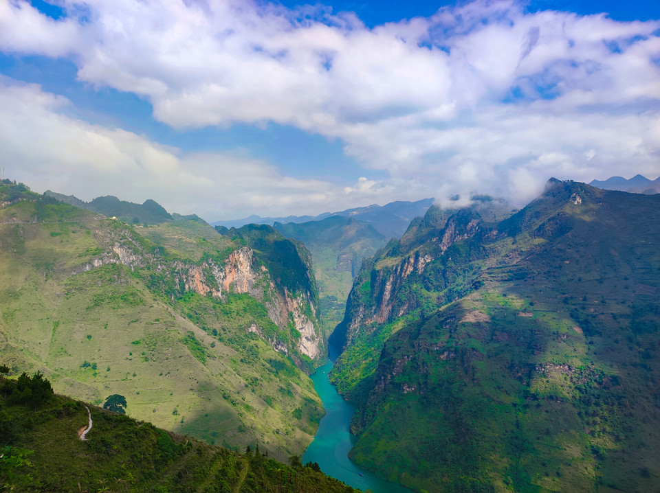 Nho Quế là một trong những con sông đẹp nhất miền hoa đá Hà Giang. Từ trên cao nhìn xuống, dòng sông Nho Quế như sợi chỉ xanh lung linh bắc xuống từ trời, ẩn hiện giữa núi rừng. (Ảnh: Hoài Nam/Vietnam+)