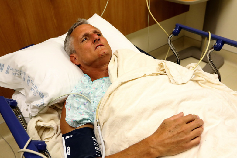 Một nạn nhân vụ tai nạn được cấp cứu tại bệnh viện