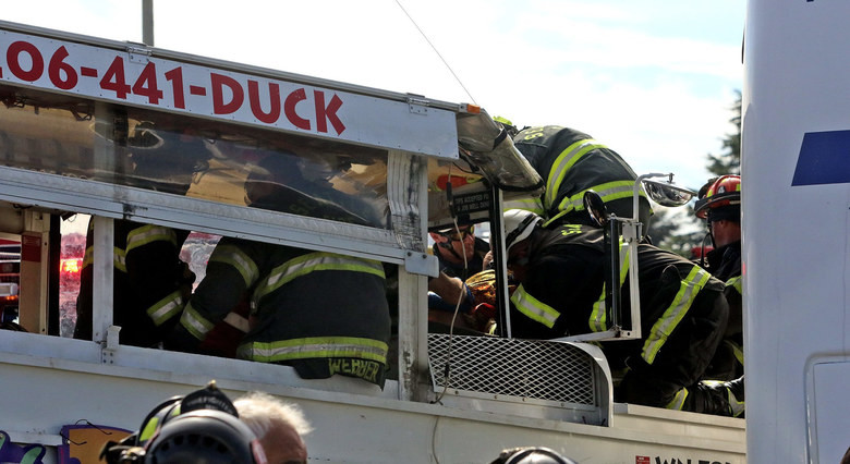 Cảnh sát giải cứu các nạn nhân mắc kẹt trên xe bus