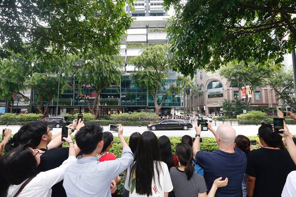 Người dân tụ tập trước khách sạn St Regis, nơi ông Kim Jong-un nghỉ tại Singapore. (Nguồn: ST)