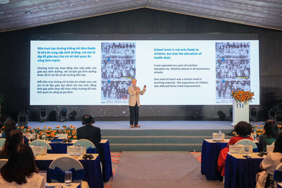 Tại sự kiện, Giáo sư Nakamura Teiji, Chủ tịch Hiệp hội Dinh dưỡng Nhật Bản đã chia sẻ những thành công của chương trình bữa ăn học đường tại Nhật Bản, một mô hình thành công nổi bật trên thế giới. (Ảnh: Hoài Nam/Vietnam+)