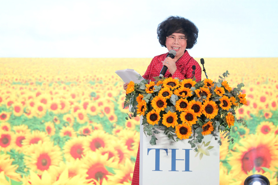 Đại diện cho đơn vị đồng hành, Anh hùng lao động Thái Hương, Nhà Sáng lập - Chủ tịch Hội đồng chiến lược Tập đoàn TH – bày tỏ: “Sức khỏe là tài sản lớn nhất của đời người. Sự phát triển thể lực, trí lực và tâm hồn của mỗi cá nhân là rất quan trọng. Một quốc gia chỉ vững mạnh khi con người được phát triển toàn diện cả thể lực và trí lực, trong đó yếu tố tiên quyết cho sự phát triển này là nguồn dinh dưỡng thiết yếu như ngũ cốc, rau củ, thực phẩm và các sản phẩm từ sữa và cần có một chế độ chăm sóc sức khỏe bền vững.” Bà kêu gọi: “Chúng ta hãy cùng nhau chung tay xây dựng, vun đắp cho tài sản lớn nhất của đời người của chúng ta một cách tốt nhất có thể.” (Ảnh: Hoài Nam/Vietnam+)