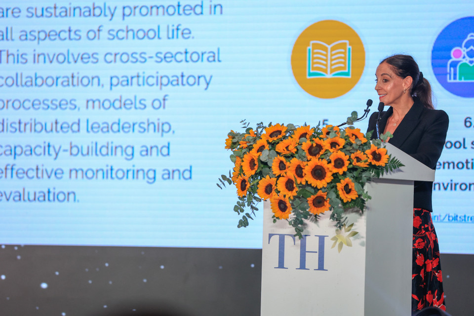 Chính phủ Mỹ đã đặt ra những tiêu chuẩn nghiêm ngặt về dinh dưỡng, tập trung vào việc giảm thiểu lượng đường, muối và chất béo; chú trọng bổ sung rau củ, ngũ cốc và sữa tươi trong các bữa ăn học đường. Bên cạnh đó, việc giáo dục dinh dưỡng cũng được tích hợp vào chương trình học chính khóa, giúp trẻ nhận thức đúng đắn về tầm quan trọng của dinh dưỡng đối với sức khỏe. (Ảnh: Hoài Nam/Vietnam+)