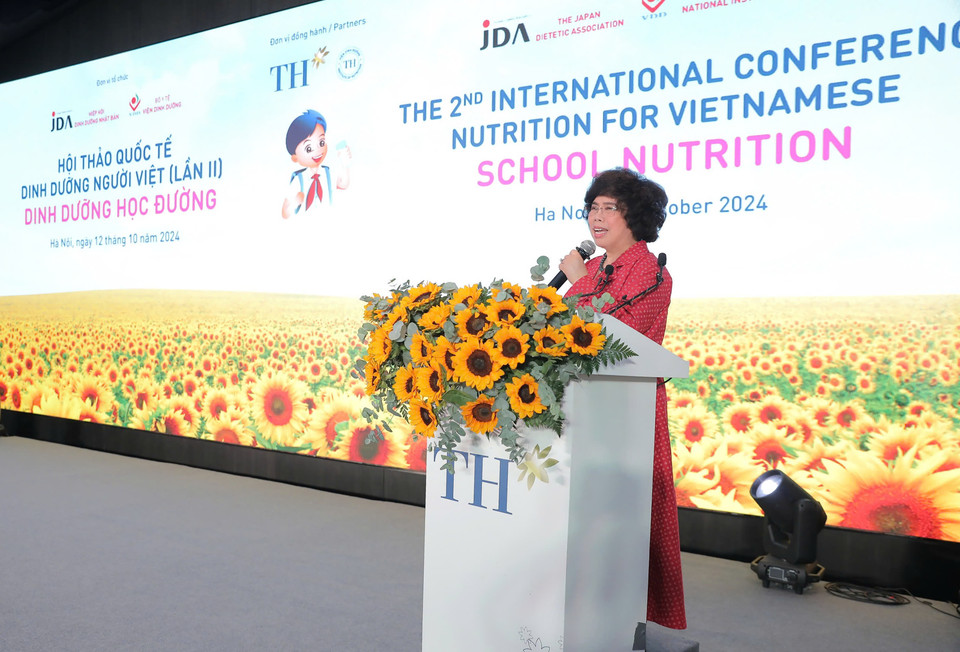 Ngày 12 tháng 10, tại Hà Nội, Hội thảo quốc tế Dinh dưỡng người Việt lần II – chủ đề Dinh dưỡng Học đường - năm 2024 diễn ra với những chia sẻ góc nhìn toàn diện về thực trạng dinh dưỡng và dinh dưỡng học đường tại Việt Nam. Sự kiện do Viện Dinh dưỡng (Bộ Y tế) và Hiệp hội Dinh dưỡng Nhật Bản đồng tổ chức, với sự đồng hành của Tập đoàn TH và Viện Dinh dưỡng TH. (Ảnh: Hoài Nam/Vietnam+)