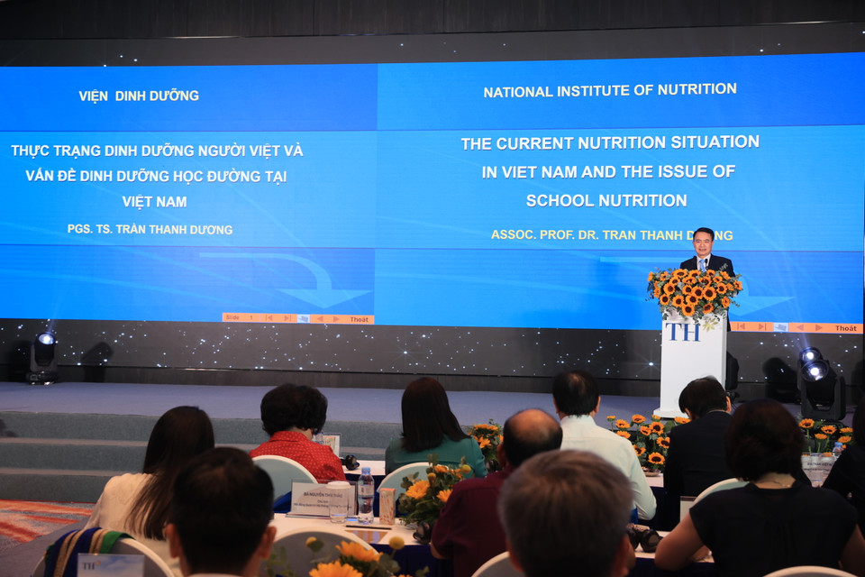 Phụ huynh cần được trang bị kiến thức dinh dưỡng để giúp con em mình duy trì thói quen ăn uống lành mạnh cả ở trường và tại gia đình. Các doanh nghiệp thực phẩm cũng đóng vai trò đặc biệt quan trọng trong việc cung cấp các sản phẩm dinh dưỡng lành mạnh và tham gia vào các chương trình hỗ trợ dinh dưỡng cho trẻ em. (Ảnh: Hoài Nam/Vietnam+)