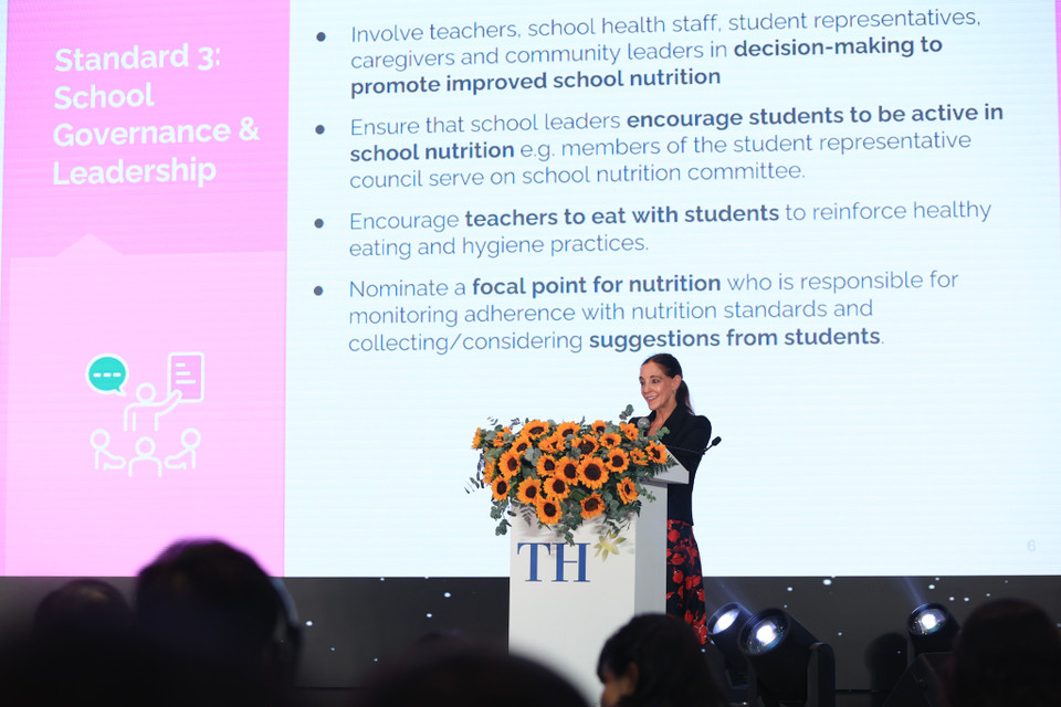 Còn tại Mỹ, Thạc sỹ Josselyn Neukom, chuyên gia dinh dưỡng cộng đồng từ tổ chức SwipeRx nhấn mạnh rằng trường học là môi trường lý tưởng để khuyến khích trẻ em duy trì thói quen ăn uống lành mạnh, vì đây là nơi các em dành phần lớn thời gian hàng ngày. Chuyên gia đã trình bày phương pháp tiếp cận hệ thống trong việc nâng cao chất lượng dinh dưỡng học đường. (Ảnh: Hoài Nam/Vietnam+)