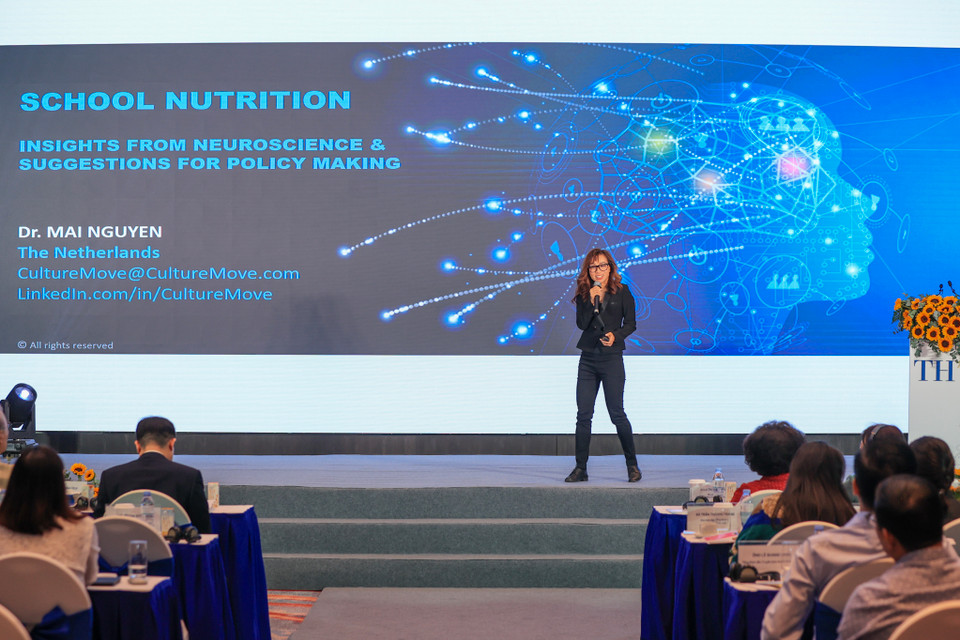 Một nội dung đặc biệt được Phó Giáo sư, Tiến sỹ Nguyễn Phương Mai, chuyên gia về khoa học não bộ ứng dụng, trình bày trong hội thảo là mối liên hệ giữa dinh dưỡng và sự phát triển não bộ, đã chỉ ra rằng đường ruột – một hệ thống chứa tới 100 triệu nơ-ron thần kinh – đóng vai trò quan trọng trong việc sản xuất serotonin, hormone quan trọng điều chỉnh cảm xúc. (Ảnh: Hoài Nam/Vietnam+)