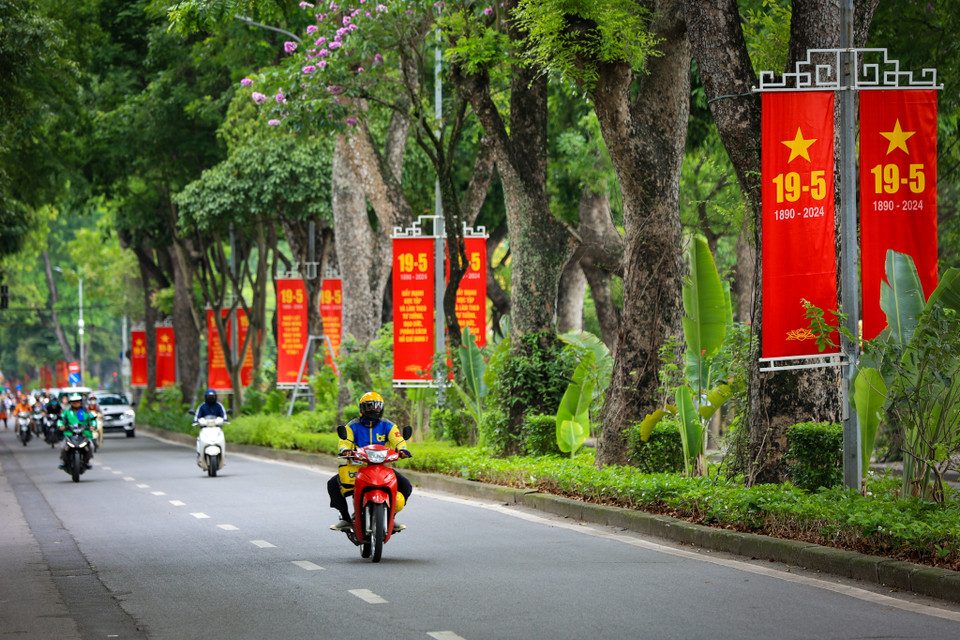 Đường Hoàng Diệu (Ba Đình, Hà Nội rực rỡ cờ hoa, khẩu hiệu). (Ảnh: Hoài Nam/Vietnam+)