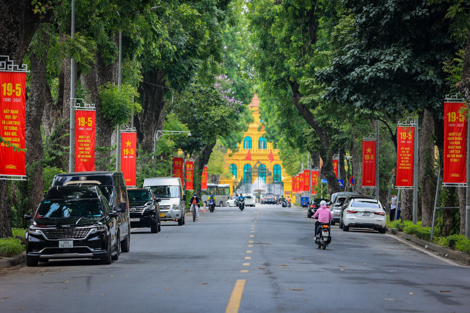 Lối vào Phủ Chủ tịch được trang hoàng băng rôn, khẩu hiệu. (Ảnh: Hoài Nam/Vietnam+)