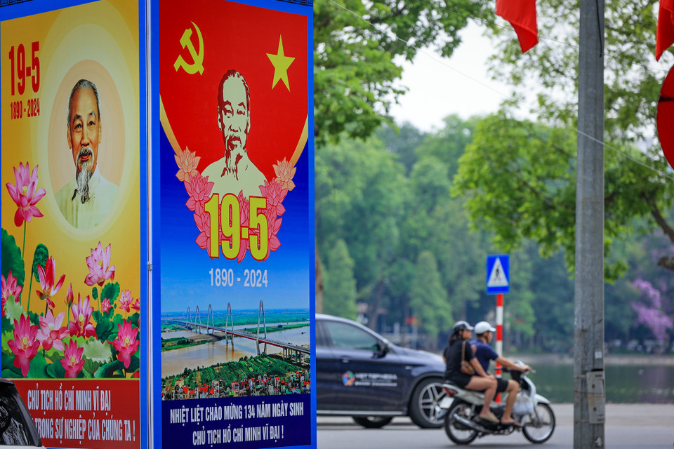 Khu vực bờ Hồ Hoàn Kiếm (Hoàn Kiếm, Hà Nội) trang hoàng nhân dịp kỷ niệm ngày sinh Chủ tịch Hồ Chí Minh. (Ảnh: Hoài Nam/Vietnam+)