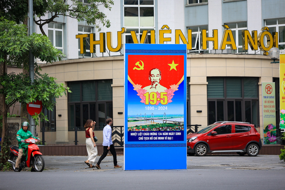 Tấm pano chào mừng 134 năm ngày sinh Chủ tịch Hồ Chí Minh trước cửa Thư viện Hà Nội. (Ảnh: Hoài Nam/Vietnam+)
