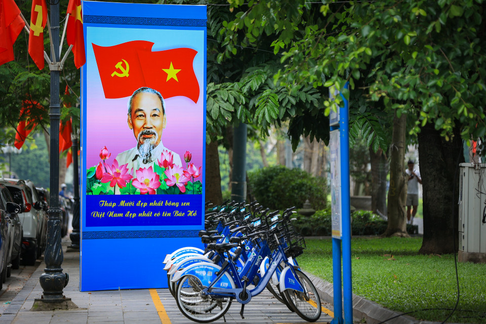 Những lá cờ đỏ phấp phới, những khẩu hiệu trên đường khiến mỗi người dân càng thêm kính yêu, biết ơn công lao của Chủ tịch Hồ Chí Minh - người đã hiến dâng trọn cuộc đời mình vì độc lập dân tộc, tự do và hạnh phúc của nhân dân. (Ảnh: Hoài Nam/Vietnam+)